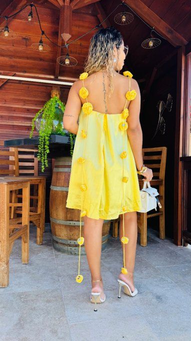 LA PETITE ROBE JAUNE 